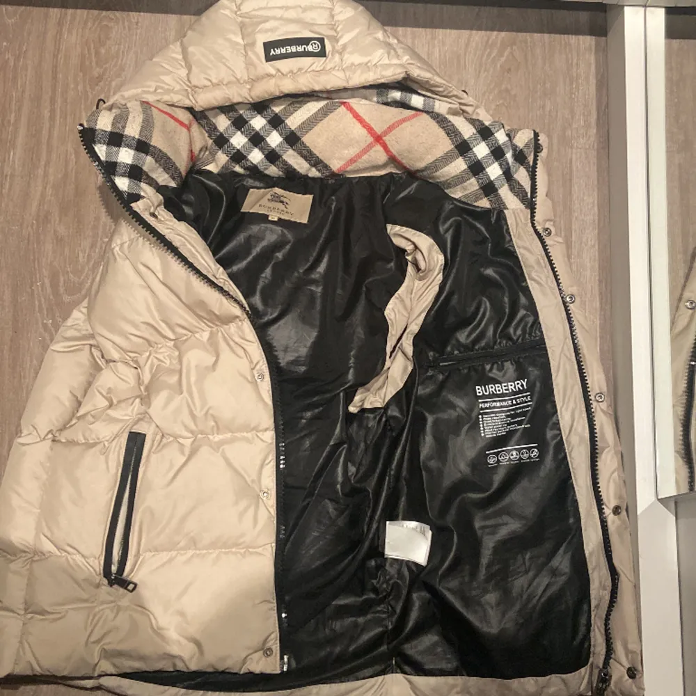 Burberry väst. 10/10 skick, köptes på Plick. Riktigt fet väst med burberry mönstret på insidan av luvan och kroppen.  Ingen aning om den är äkta vilket leder till att priset är lågt! Om ni har pris förslag skriv🔜. Jackor.