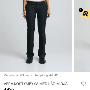 Bikbok kostymbyxor  -  Säljer Bikboks mest populära kostymbyxor✨Passar till allt och är i så bra kvalitet!💕Köparen står för frakten! 75-77 cm i innerbensöm. Runt höfter: 92cm. Runt midja:74-76cm