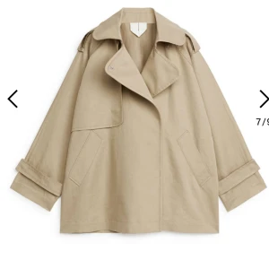 Arket kort trenchcoat  - Fint skick!  Fråga gärna om du vill ha fler bilder!🌸💕