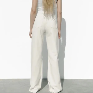 Naturvita jeans från zara - I gott skick! Så fin modell men för långa för mig som är 163cm