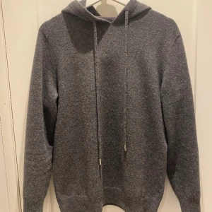 Kashmir Hoodie - Tja, säljer denna feta mörkgråa Kashmir Hoodie. Skick helt ny 10/10! Storlek M men sitter rätt slimmat så S/M. Tveka inte på att höra av er om ni har frågor elr funderingar! 