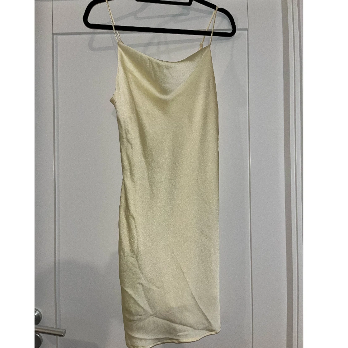 Ljusgul kortklänning