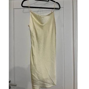 Ljusgul kortklänning - Ljusgul kortklänning från ginatricot  Använt 1 gång.