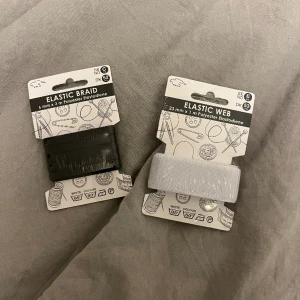Elastisk band för att göra kläder - Två elastiska band, en svart och en vit! Den vita är 23mmx1m och den svarta 6m x1m💗 helt oöppnade! Priset är förhandlingsbart <33