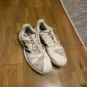 Adidas court jam  - Ett par adidas court jam i använt skick nypris runt 1500kr 