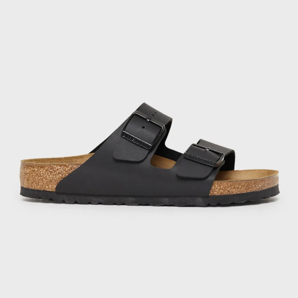 Säljer mina birkenstocks då jag inte får användning för de. Svarta Birkenstock Arizona regular fit i storlek 38. Fint skick. Inköpta för 995kr.. Skor.