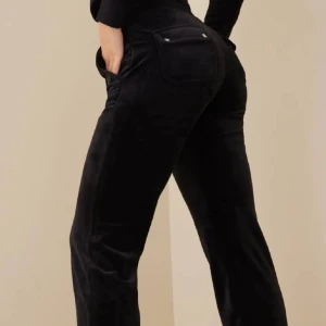 Juicy Couture byxor - Svarta Juicy Couture byxor i nyskick. Storlek M. Inköpta för 1199kr.