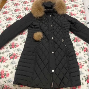 Junge vinter jacka - Jackan är i bra skick, jag säljer min mammas jacka på grund av att den passar inte längre, annars jackan är jätte bra. Passar både M och L storlek.