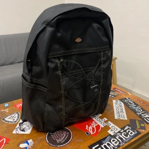 Dickies ryggsäck  - Dickies Backpack med spänne på magen. Oanvänd och bra som fan.  Nypris 999kr