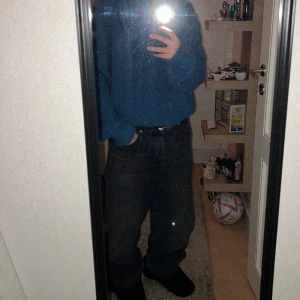 Stickad tröja - Blå stickad tröja från hm i stl. S fint skick nästan oanvänd säljer den eftersom att den är för stor skriv vid frågor eller för fler bilder pris går att diskutera 