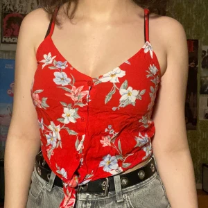 somrig och blommig topp - jättefin blommig topp från H&M, divided. Secondhand som tyvärr intr kommit till användning. ganska tunnt tyg men skön passform:D<3 bara att skriva för fler bilder