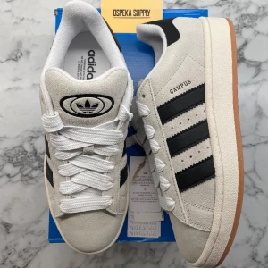 Adidas Campus 00s ”Crystal White” - Hej,   Säljer Adidas Campus 00s i färgen ”Crystal White”. Storlek 40 2/3.   Helt nya och oanvända. Skicka ett meddelande vid frågor eller vill ha fler bilder.  Mvh, Oscar 