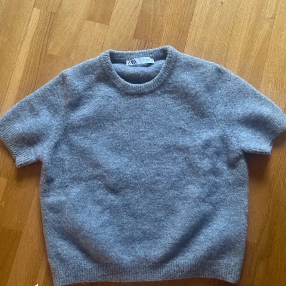 Grå stickad tröja från zara i storlek M men passar också xs/s säljer för 230kr❤️. Tröjor & Koftor.