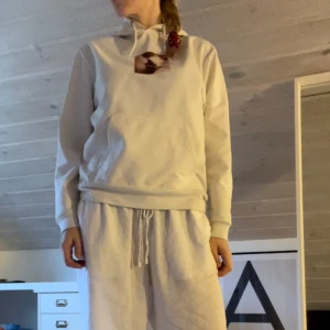 Hoodie med tryck - Snygg stilren vit Hoodie med tryck från carlings