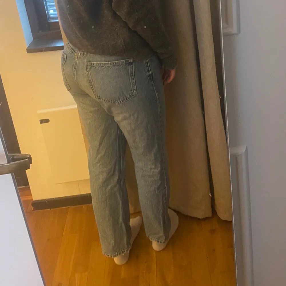 Blå jeans med medelhög midja ifrån Zara, strl 40 men passar mig som vanligtvis är strl 36/38. Jag är 162cm lång💙. Jeans & Byxor.