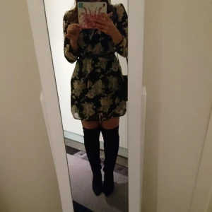 Bikbok klänning  - Blommig klänning 