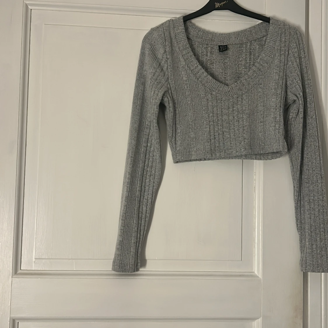 Gråstickad tröja med v-ringning 🩶 - 90
