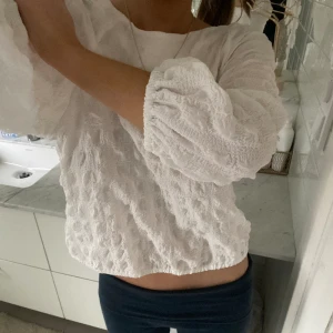 Somrig topp!  - Så fin topp nu till sommaren! Lite puffiga ärmar och lite kortare i modellen! 