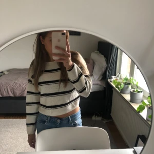 Stickad tröja  - Stickad tröja, i storlek 146/152, jag kan ha den och har normalt xs-s. Lite kortare bara