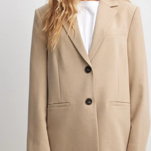 Beige blazer - Säljer denna beiga blazer, aldrig använd! Bara inte kommit till användning, superfin! Storlek 36 men oversized