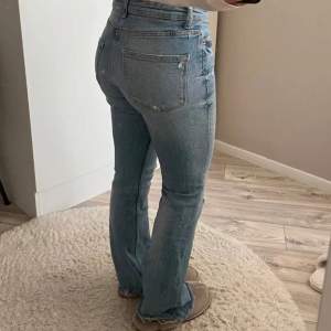 Skit snygga utsvängda jeans köpta här på Plick, tyvärr för stora på mig 💙 (inte mina bilder)