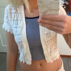 Vit kofta 🤍 - En jättefin vit kofta med fint mönster och spets🤍Den är i barnstorlek men skulle säga att den är i XS/S!