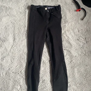 Ridbyxor  - Ett par svarta ridbyxor sköna o fina de är lite tjocka så de passar i kallare väder,har köpt dom för 300 fast säljer för 150 eller 100 