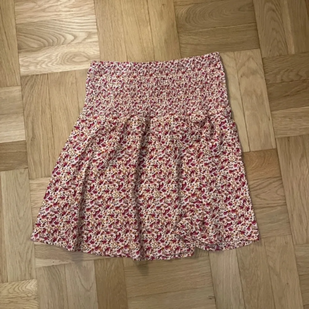 jättegullig kjol från only  använd endast 2 gånger  storlek S men passar även xs och M  nypris mellan 249-399kr. Kjolar.