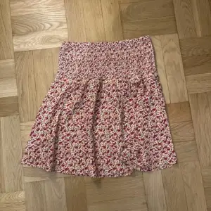jättegullig kjol från only  använd endast 2 gånger  storlek S men passar även xs och M  nypris mellan 249-399kr