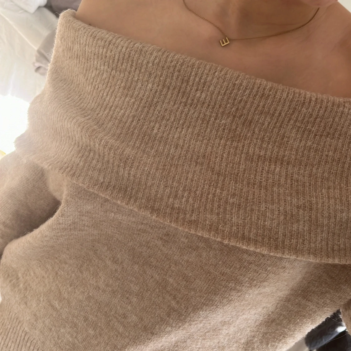 Off shoulder stickad tröja - 91