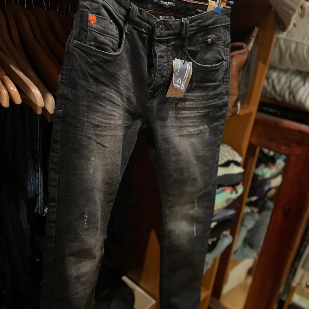 Hej! Säljer dessa svin feta trendiga svart gråa ripped jeans i slim fit. De är i storlek 30, skicket är i 10/10 då de aldrig är använd och tags är kvar. Skriv vid minsta lilla fundering! Pris är ej hugget i stenen.. Jeans & Byxor.