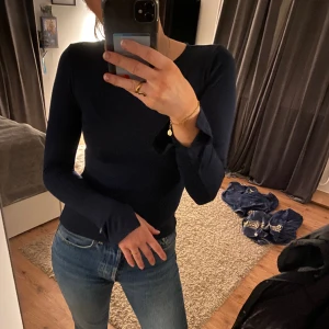 Soft touch crew neck top - Supersnygg top! Använd få gånger men har funnits ett hål på ena slitsen, som är lagad och man märker ingen skillnad!