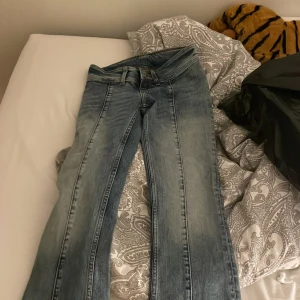 Skit snygga jeans  - Säljer dessa skit snygga jeans från Monki. Jätte lågmidjade o sitter PERFEKT har en annan färg men dessa var för små nör ja beställde. Köpta för 499 inte använda. 