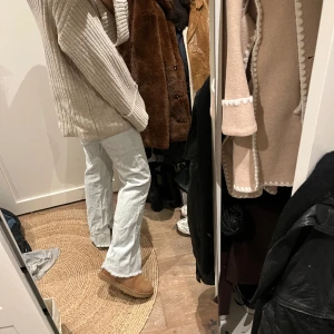 Jeans med slits  - Jeans med slits från mango. Små i storleken! Jag är vanligtvis 34-36 och dessa är i storlek 38