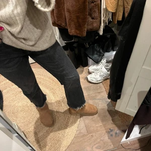 Jeans  - Croppade jeans från zara. Är i fint skick 