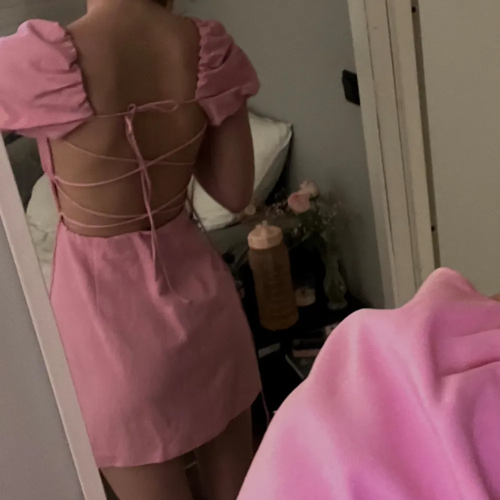 Säljer denna superfina rosa klänning från zara! Finns int eländet på hemsidan.   Snören i ryggen som gör den justerbar:). Klänningar.
