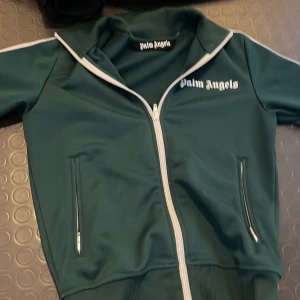 Palm angels tröja xs - Säljer min Palm angels tröja för den börjar bli liten på mig. Det är bra skick på den ingen skada. Storlek xs