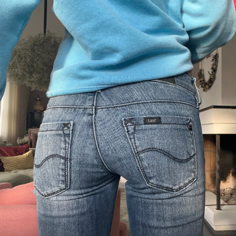 Lågmidjade jeans från märket Lee köpta second hand men passade inte mig utan var lite för tajta i midjan. Jag är rätt lång, 175, så de är gränsfall för korta för mig men skulle passa perfekt för kortare!!💘💘💘. Jeans & Byxor.