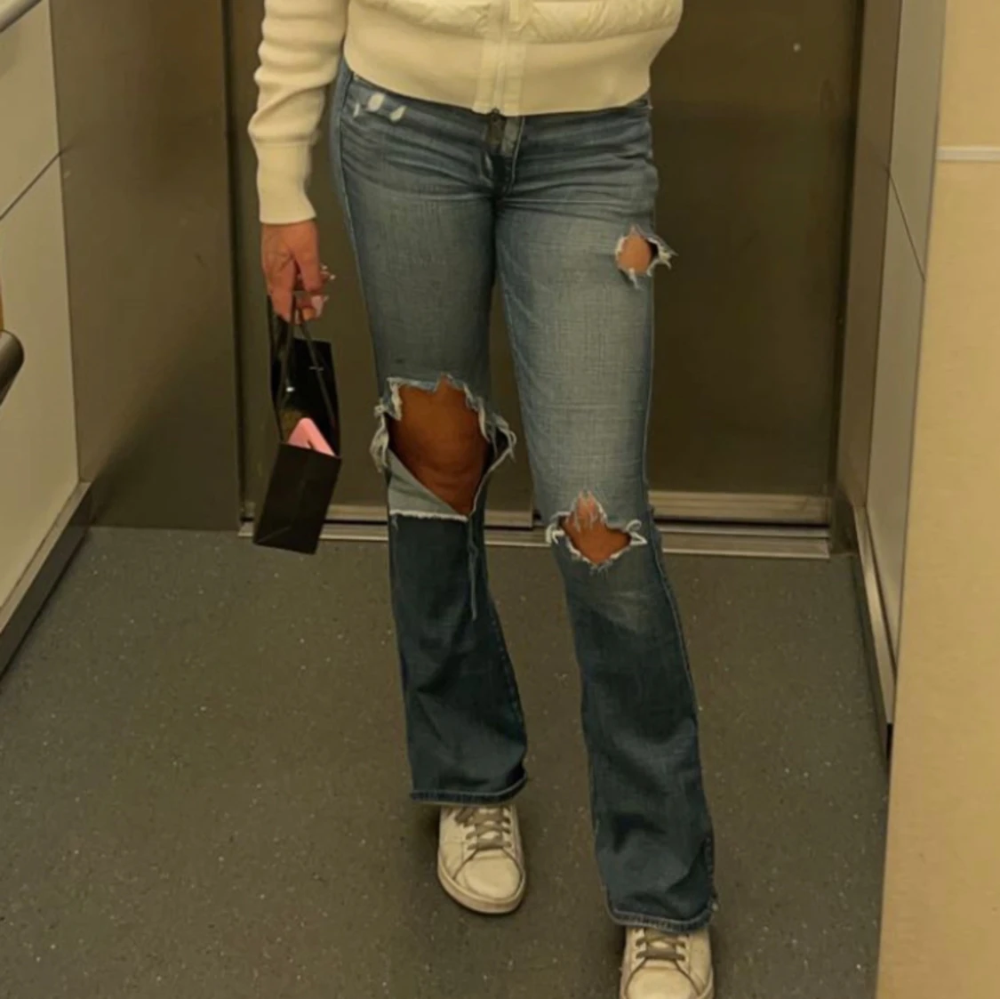 Lågmidjade bootcut jeans med hål i