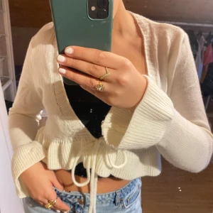 Stickad tröja  - Hej!🌸 Säljer min super fina stickade kofta. Använd enstaka gånger🥰