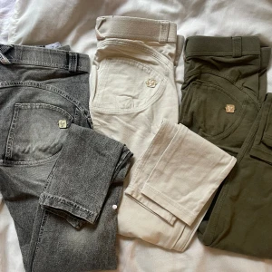 Freddy wr up - Tre par Freddy wr up byxor.  Knappt använda.  Gråa och beige storlek S.  Gröna storlek XS.  150kr/st eller alla för 300kr.