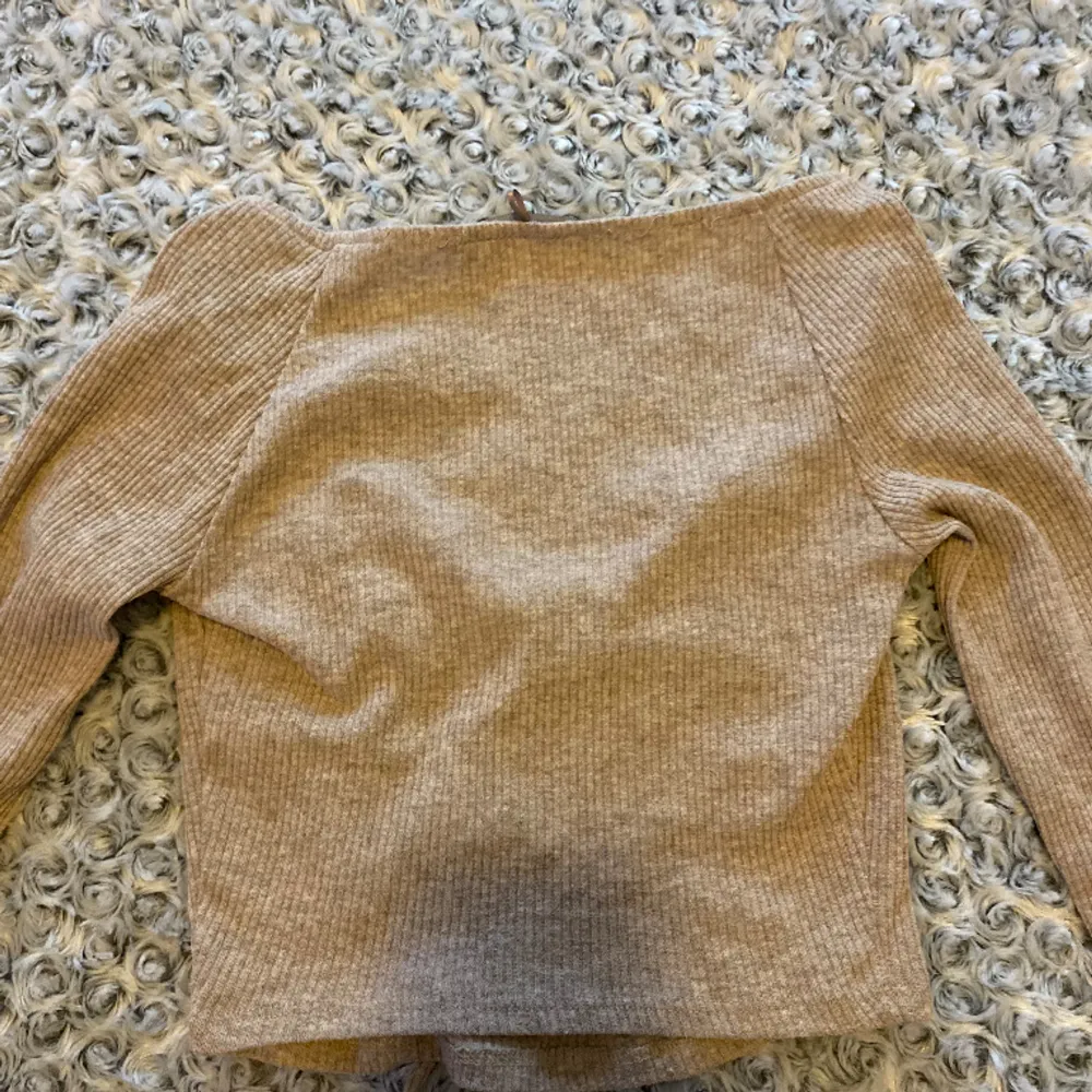 Denna fina tröja från bershka säljer jag då den aldrig har kommit till användning, köpte den i Spanien för något år sedan. Är i strl S men passar både S och XS. Om du har någon fråga, tveka inte på att skriva🫶🏼. Toppar.