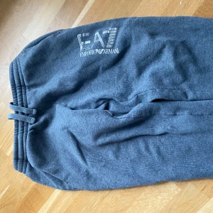 Armani mjukisbyxor - Armani mjukisbyxor Gråa använda men är i gott skick. Stl M