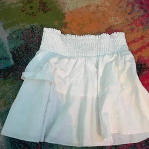 Vit kort kjol  - Har använt den bara en gång 