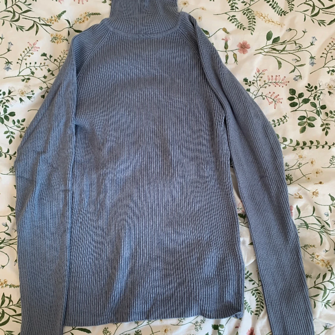 Fin blå stickad polotröja  - 90