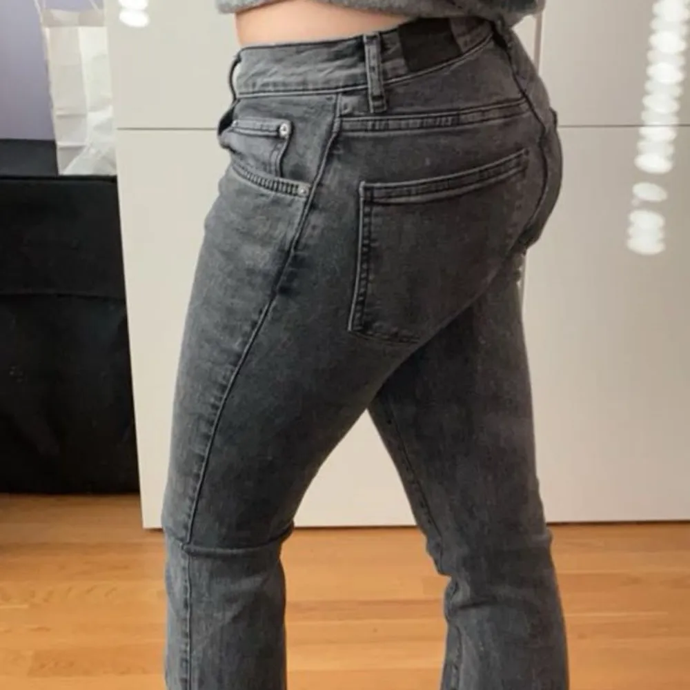 Säljer dessa lågmidjade jeans i stl 36 då de är för små för mig! De har ”slitningar” bak i hälen då de är för långa för mig.. Jeans & Byxor.