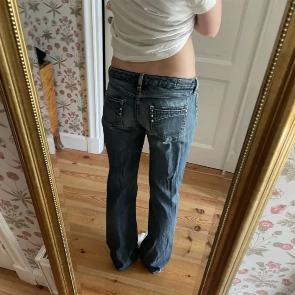 Jätte fina lågmidjade diesel jeans som tyvärr är lite för små för mig som vanligtvis har st 38. Lånade bilder från förra ägaren!😊. Jeans & Byxor.
