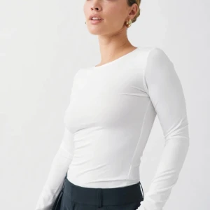 Långärmad vit tröja  - säljer då jag råkade köpa fel storlek och hittar inte kvittot 💕