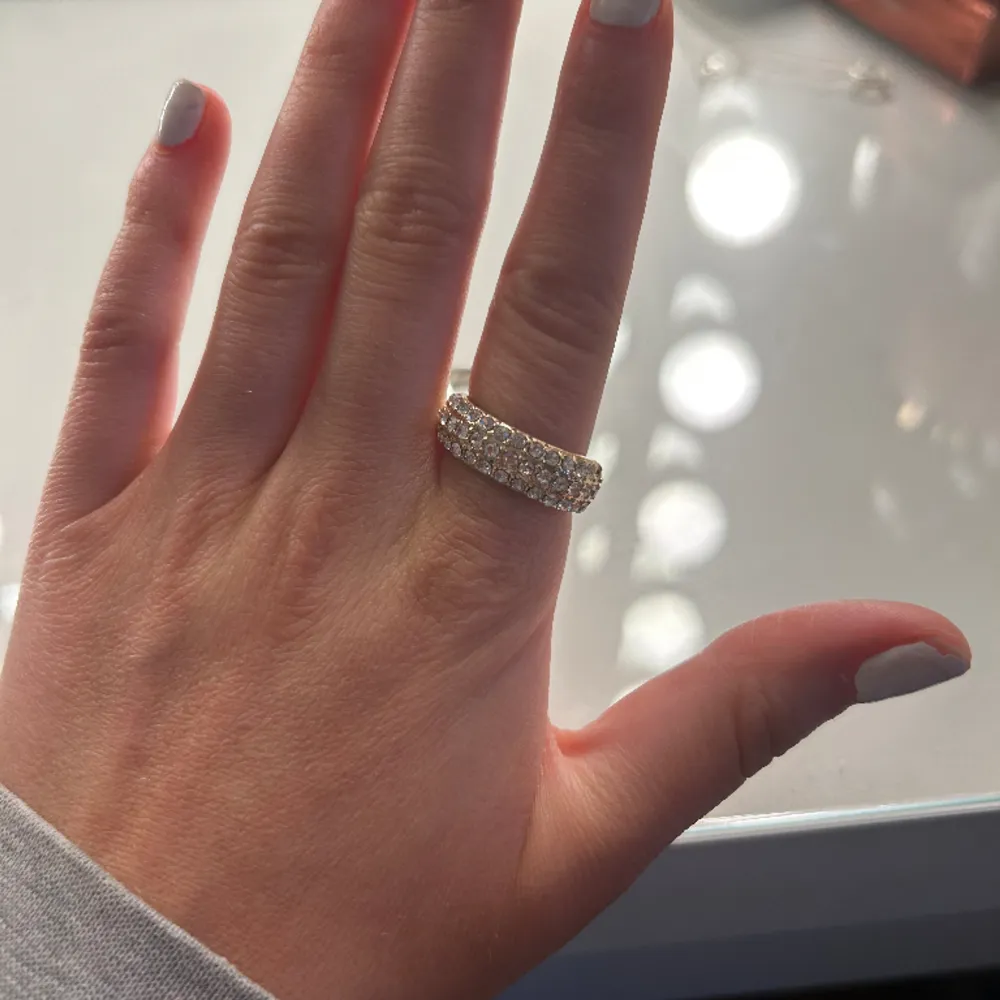 En skit fin glittrig ring, säljer den eftersom  att den har blivit för liten . Accessoarer.