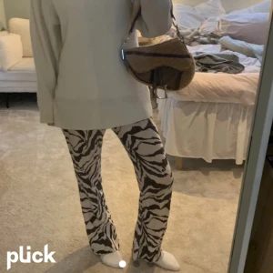 Zebra byxor mönstrade - Säljer mina coola mönstrade zebra byxor då de inte kommer till användning. (Lånad svindel). Kom privat för fler bilder❤️